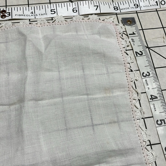 Lot of vintage handkerchiefs/linens w/embroidery and lace embellishments - Picture 7 of 16